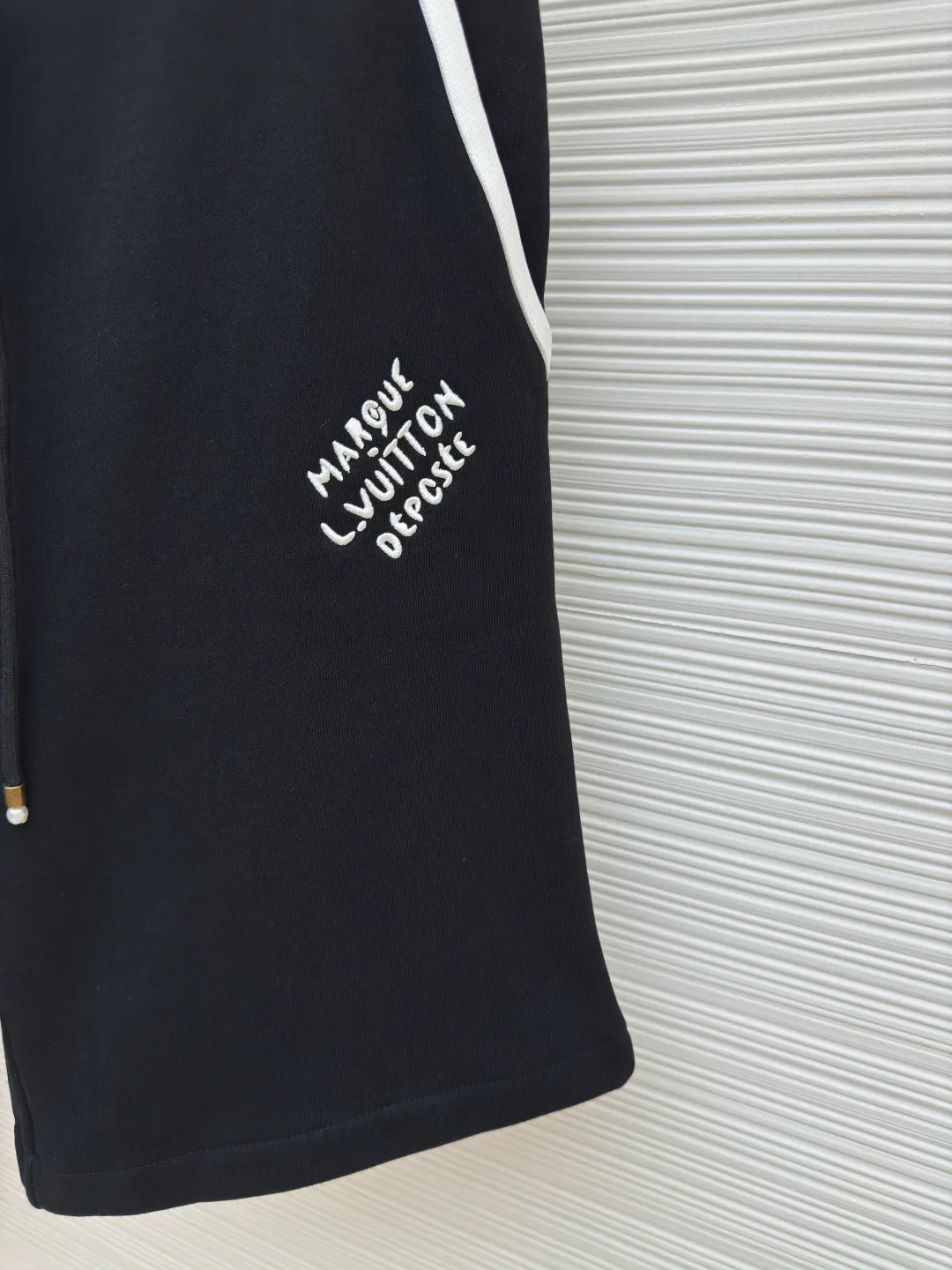 LOUIS VUITTON college style logo embroidered shorts ●Authentic product: Purchased and developed for 8900 ●Item number: 1680429-A55 ●Material: cotton sweatshirt fabric ●Technology: embroidery process ●Version: fitted version ●Weight: about 535 grams ●Size: S-M-L-XL ●Description: Made of double-ply yarn, carefully selected cotton sweatshirt fabric, with iridescent ribbing lighting up the waist, just like the brilliant aurora appearing in the night sky, and the white webbing on both sides is simple and neat. The LV logo embroidery on the left leg is like an artist's delicate brushstrokes, adding a mysterious and gorgeous atmosphere. The overall wiring is straight and delicate, the fabric is comfortable and soft, and the color is consistent without color difference. It can be matched with the same style to create a fashionable look and control various occasions. Customized accessories, complete with three standards, same style for men and women!